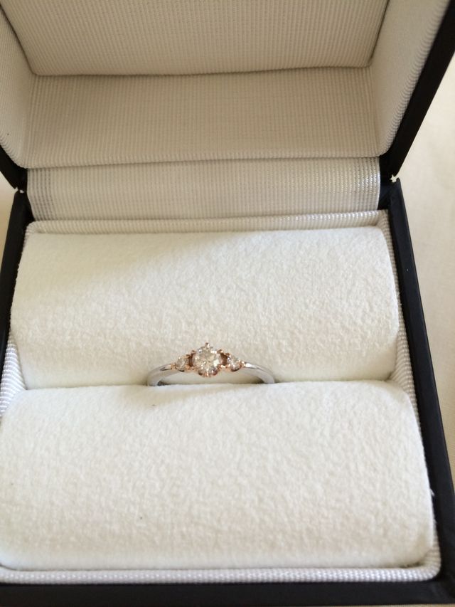 センターストーンの周りにメレダイヤを添えたデザイン。