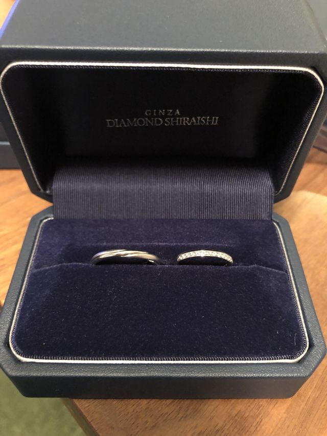 指輪をつける向きを変えると印象が変わります。