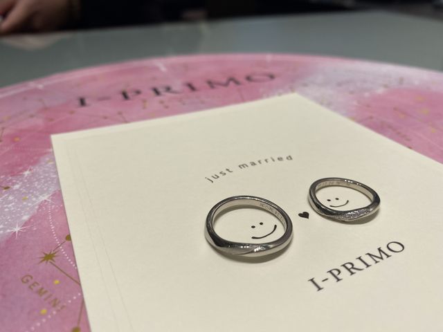 やわらかいウェーブラインのリングで指を綺麗に見せてくれます。