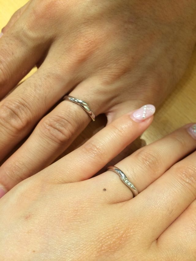 購入後、夫婦で並べて撮影したものです。上が主人で下が私です。