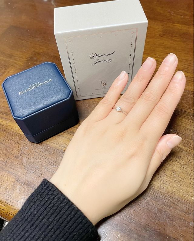 シンプルな立て爪一石のデザインですが、ダイヤが輝いています。