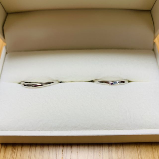 シンプルなウェーブラインと色石を3つ留めた結婚指輪になります