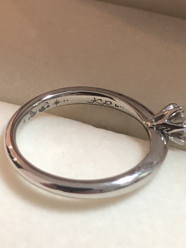 指輪の内側にイニシャルとミッキー・ミニーを入れて貰いました。