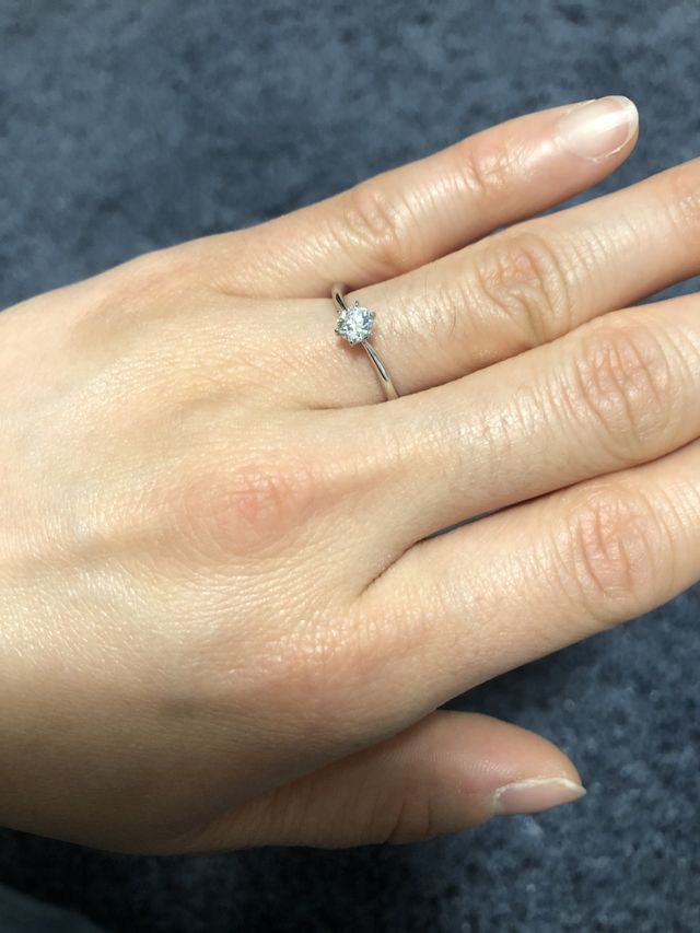 とてもかわいい指輪です。内側にブルーのストーンも入っています