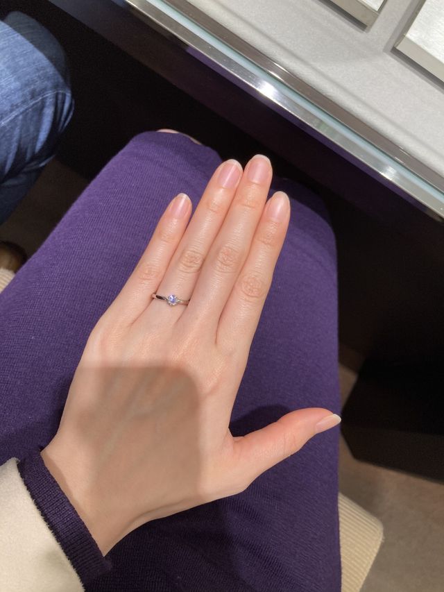 一石タイプのストレートアームの婚約指輪です。