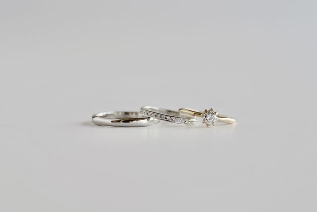 夫婦の結婚指輪と婚約指輪です