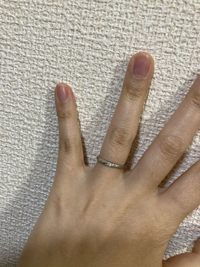 小さいダイアが三連ついているものです。