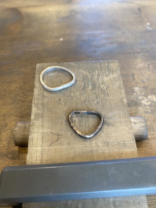 加熱して曲げたり叩いて曲げたり
本当に指輪になるのかドキドキ