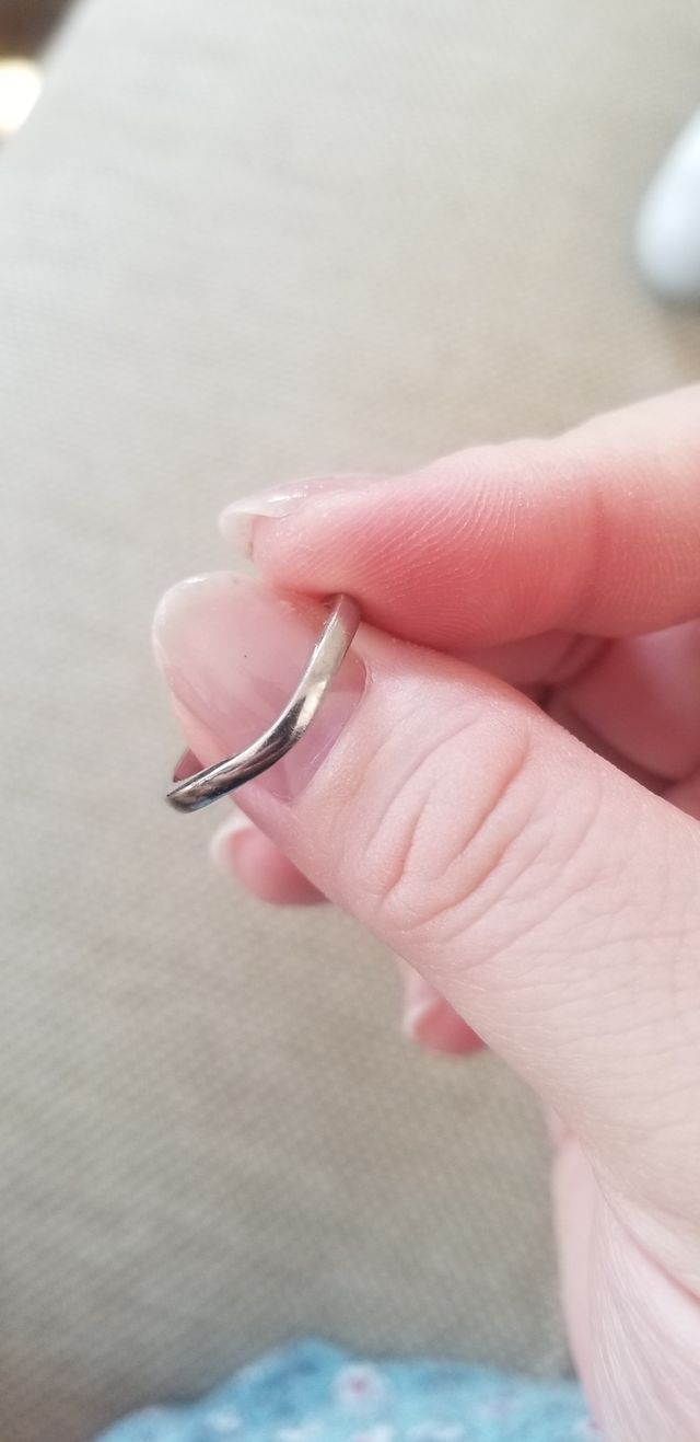 前面は緩やかなウェーブ
後ろにCartierのロゴ入り