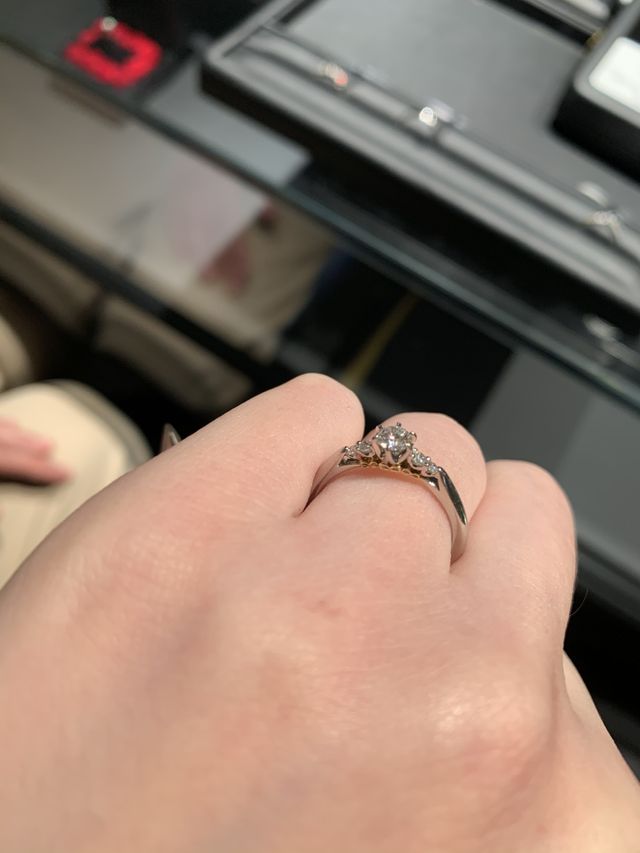 センターダイヤモンド以外にも装飾のある華やかな指輪