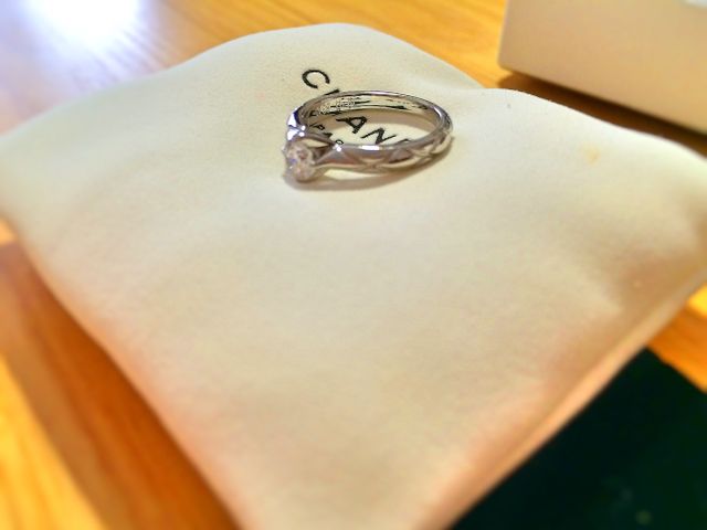 リングに模様が入ってます。