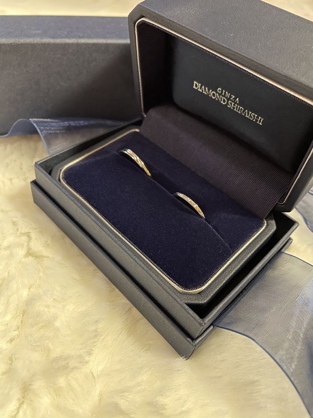 幸せの象徴…互いの誕生石を内側に