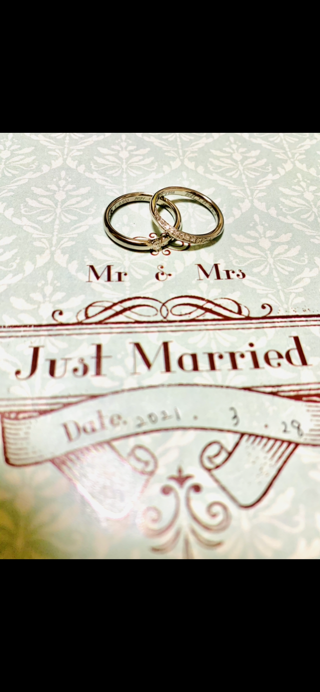 入籍当日に迎えた指輪と婚姻届で記念にとりました。