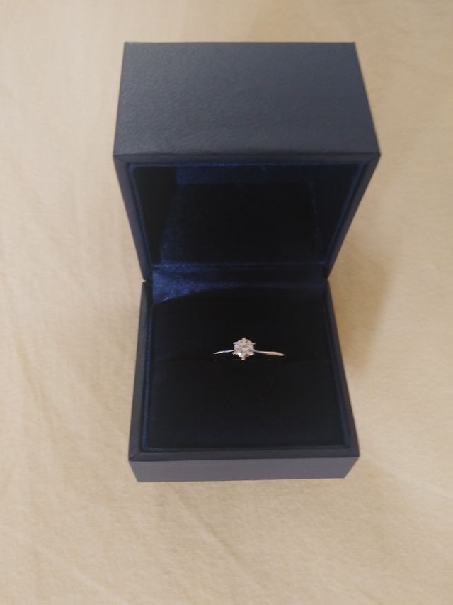 婚約指輪です