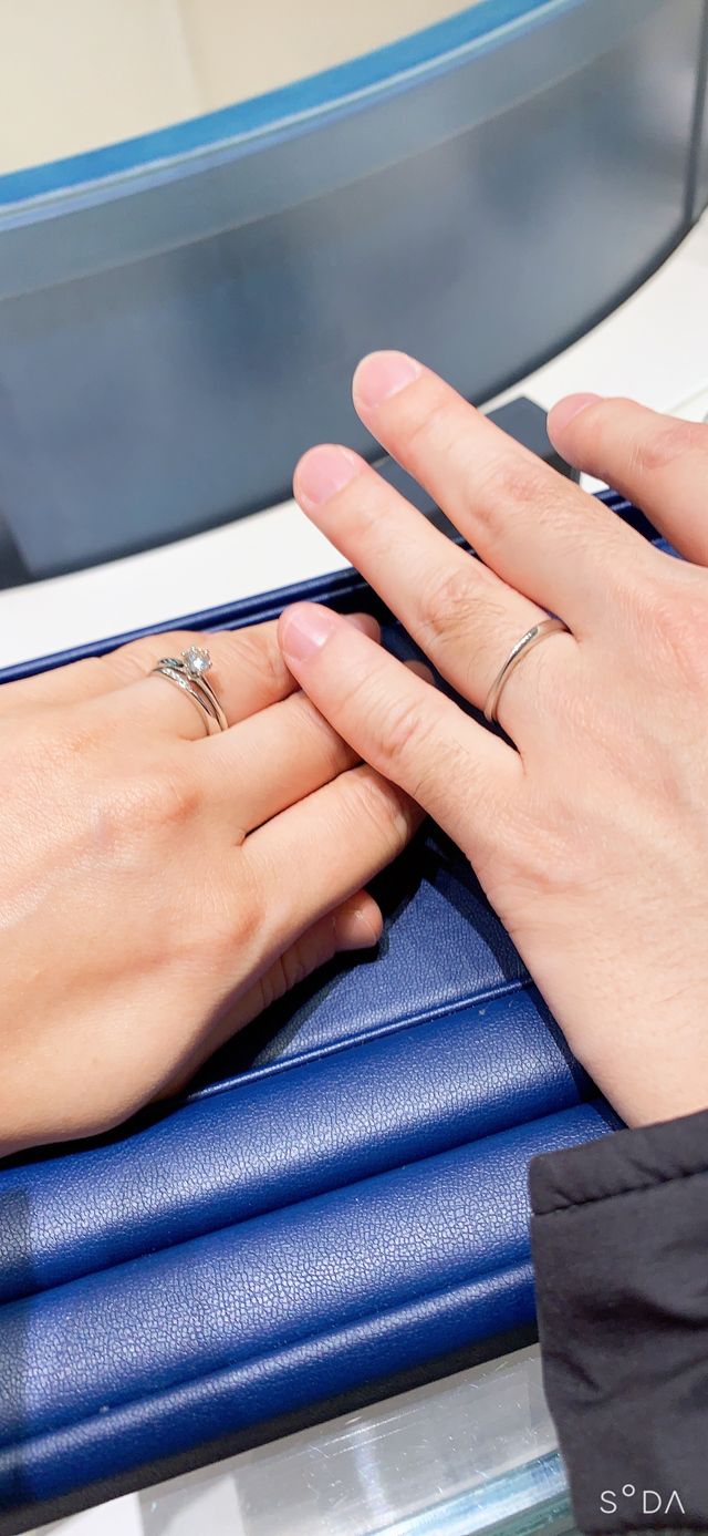 左が新婦です。婚約指輪と一緒に着けてます。