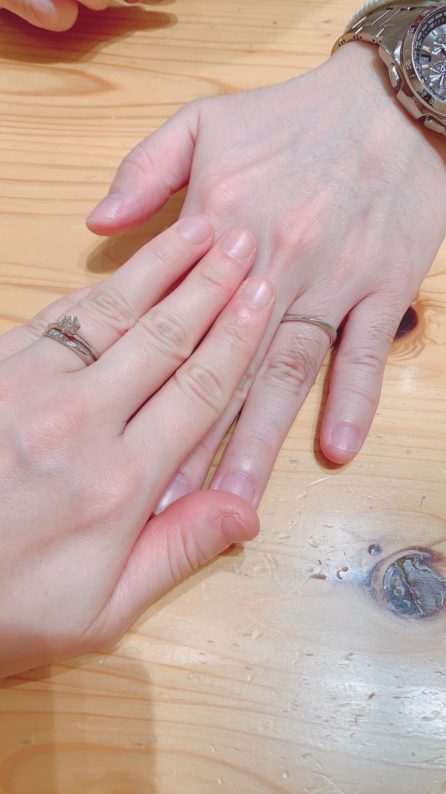 手前が新婦です。婚約指輪と一緒に着けてます。