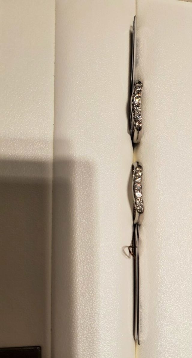 結婚指輪（写真はサイズ違い）