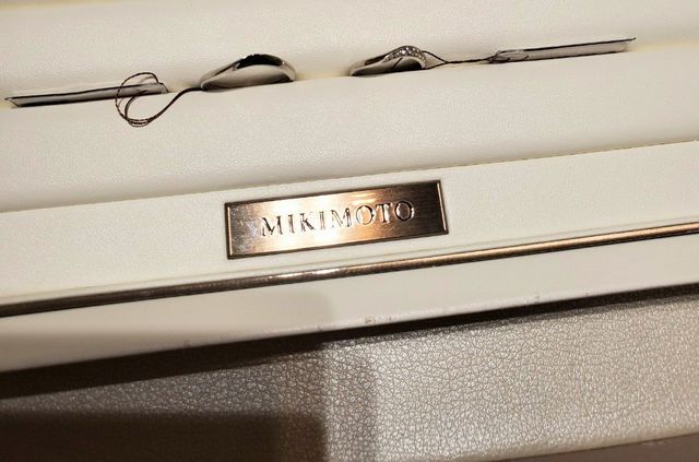 カーブがあり、やや尖っているデザイン