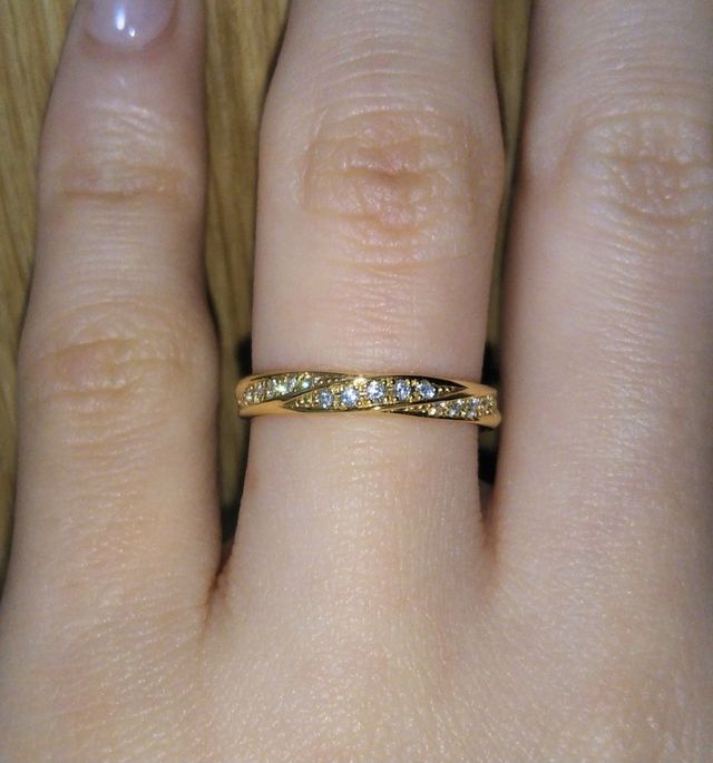 メレダイヤが三列に計15石入っています