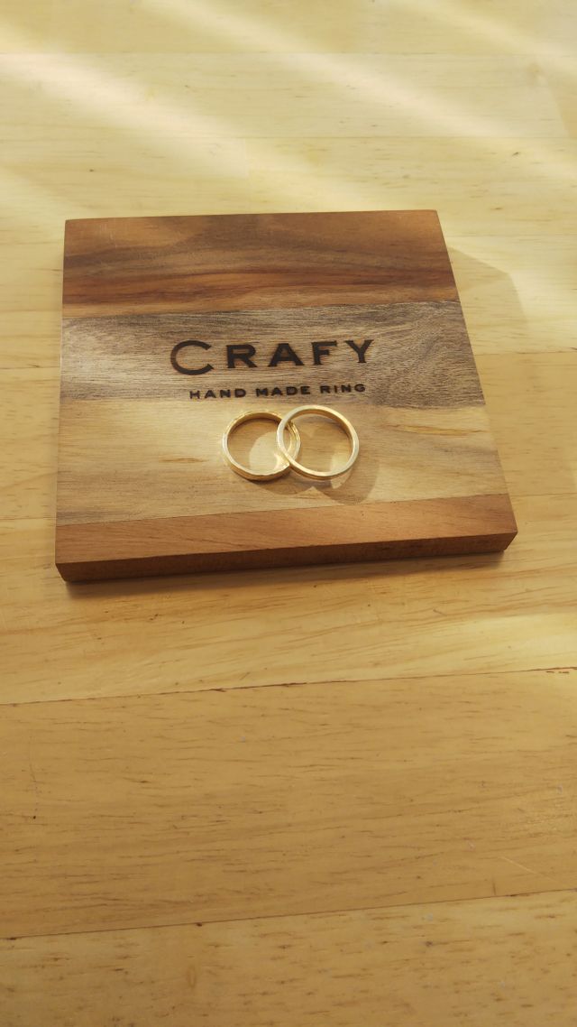 リングの内側にイラストを刻印してオリジナルの指輪にしました。