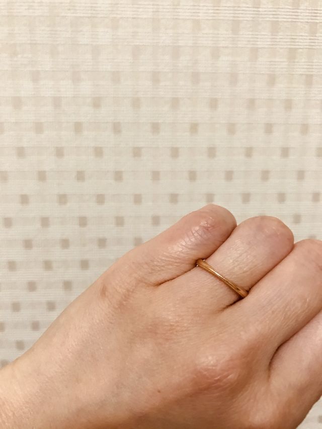 中央がくぼんだデザインは「道」を表している。