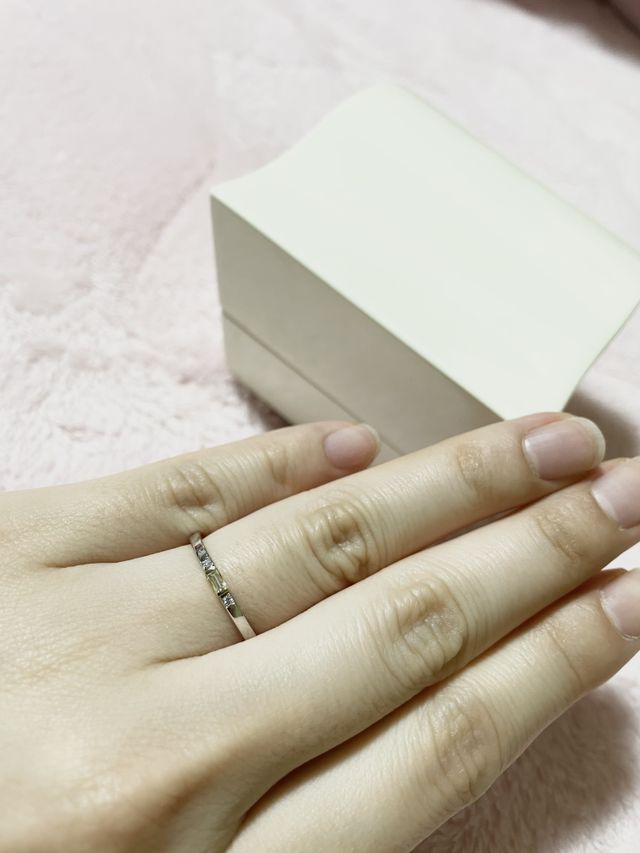 細身のストレートリングにスクエアのダイヤ3粒がついています。