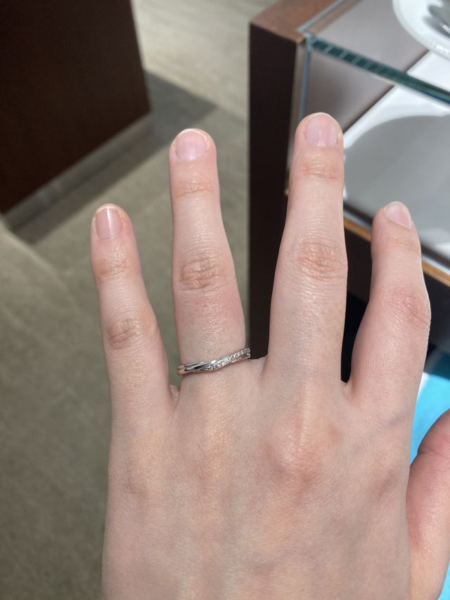 指にはめてみるとそこまでV字が目立たないです。