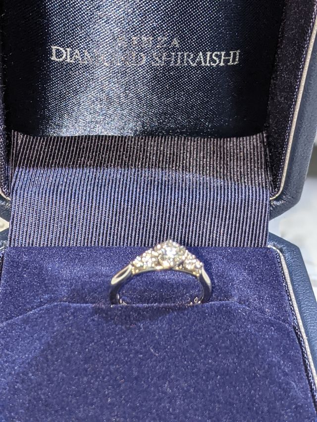 ブーケというデザインの婚約指輪です。