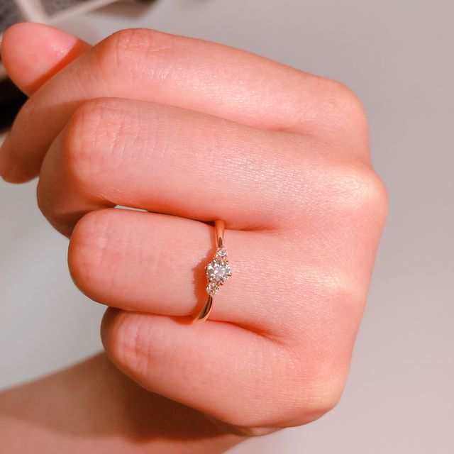 真っ直ぐなラインではなく、少しウェーブしているのがとても素敵