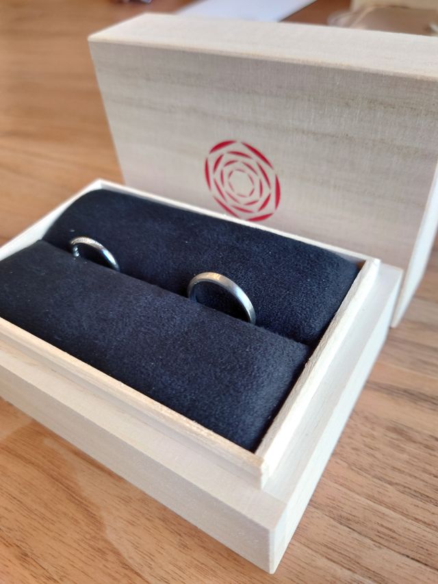 風結の女性と男性
男性はヘアライン加工