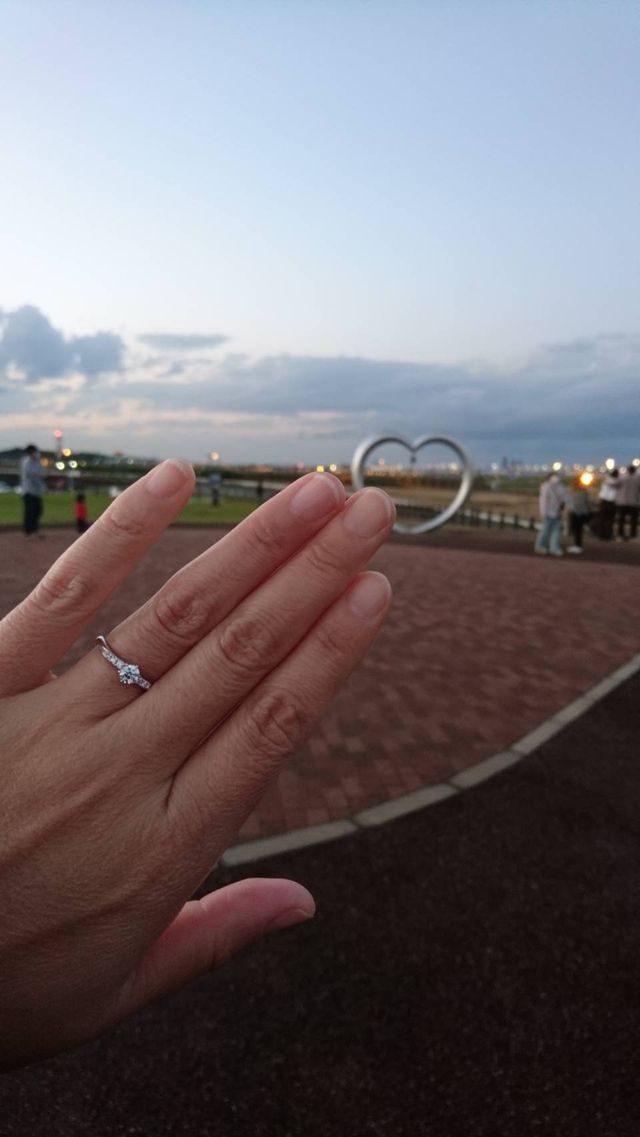 サプライズで思い出の場所で渡してくれました。