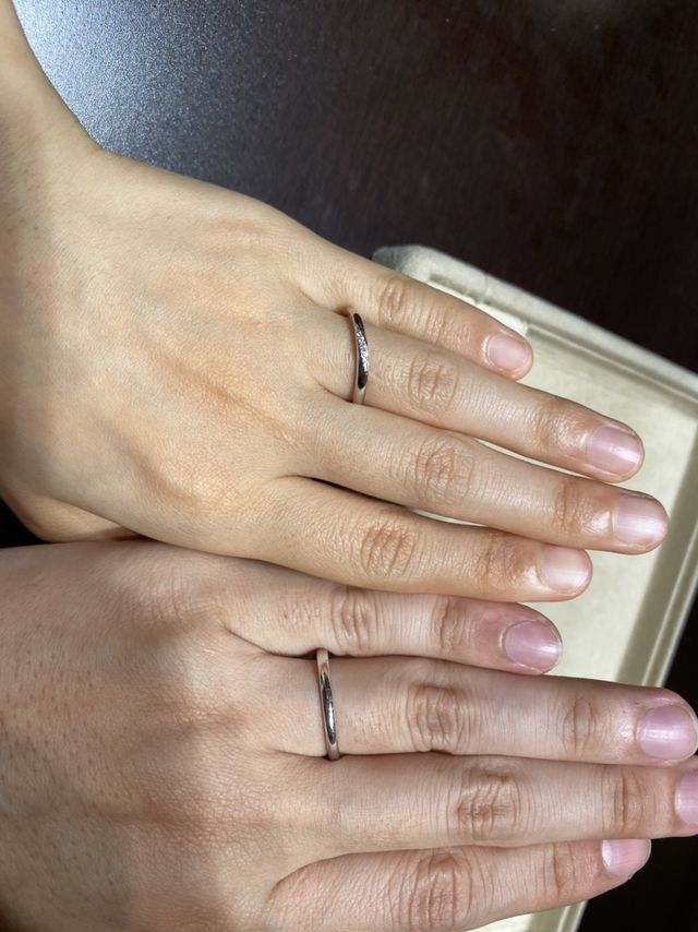 ストレートタイプの指輪です。ダイヤが斜めに入っています。