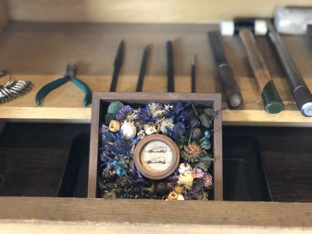 手作り指輪感を大事にしたかったので工具と一緒に撮りました。