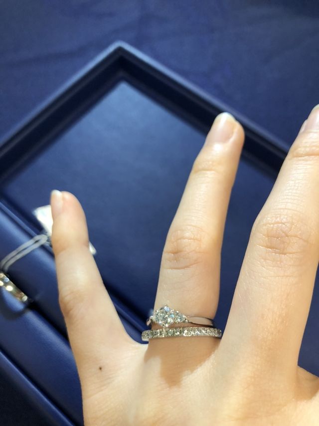 婚約指輪との重ね付けの写真です。