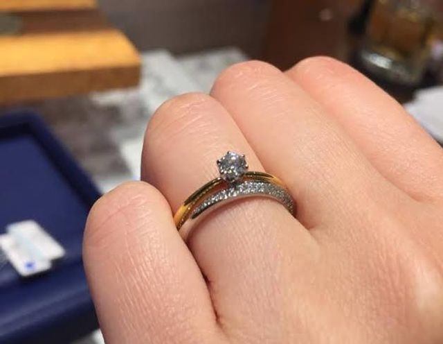 婚約指輪とのセットタイプ、細身がお気に入り