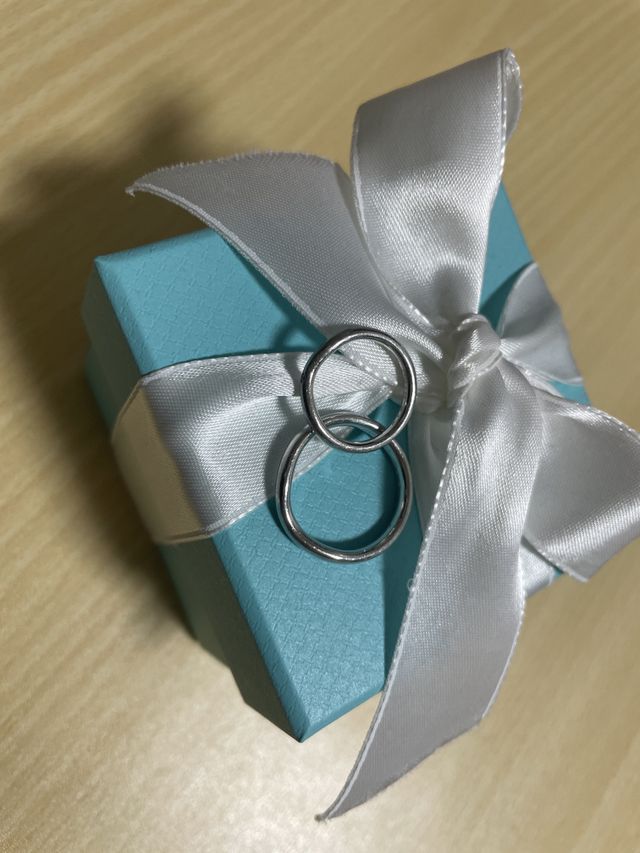憧れのティファニーブルーのボックスの上に置いて撮影しました。