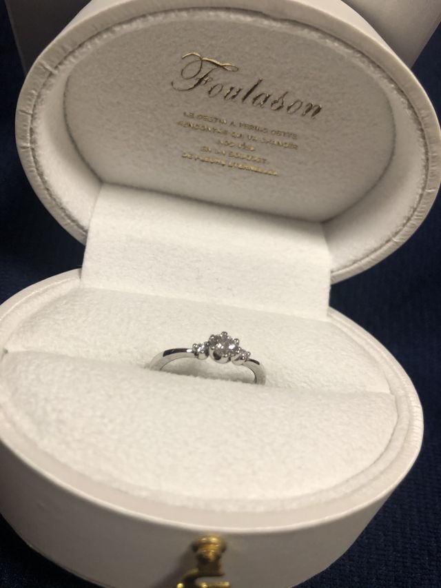 指輪だけでなく、ケースも上品で可愛らしいデザインでした。