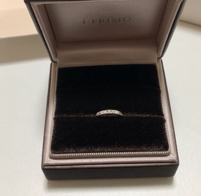 ストレートタイプでダイヤが5つ入っています。