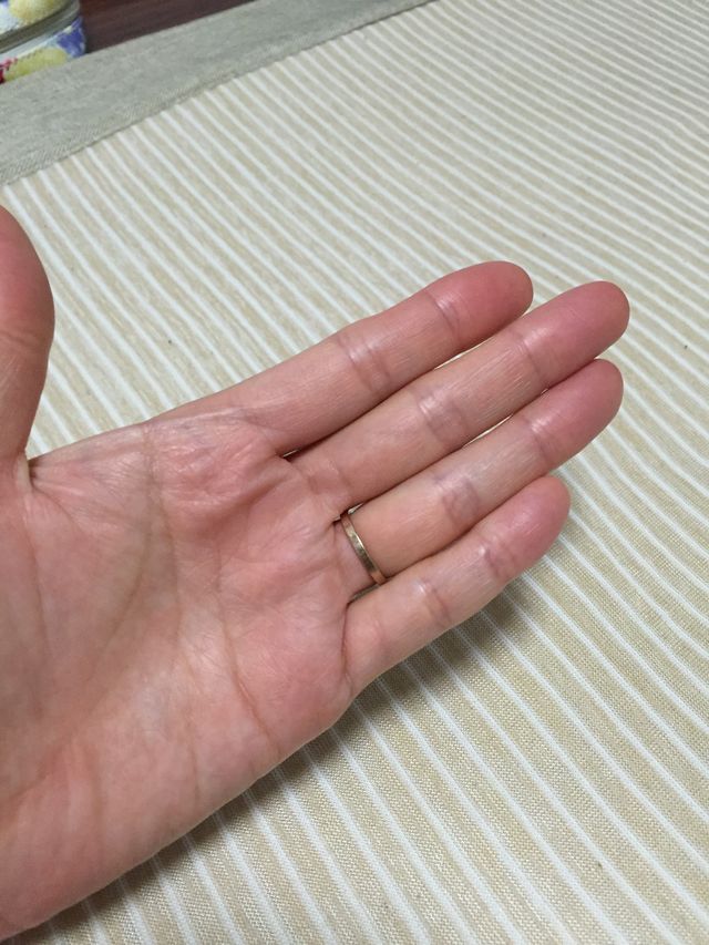 ピンクゴールドの指輪です。