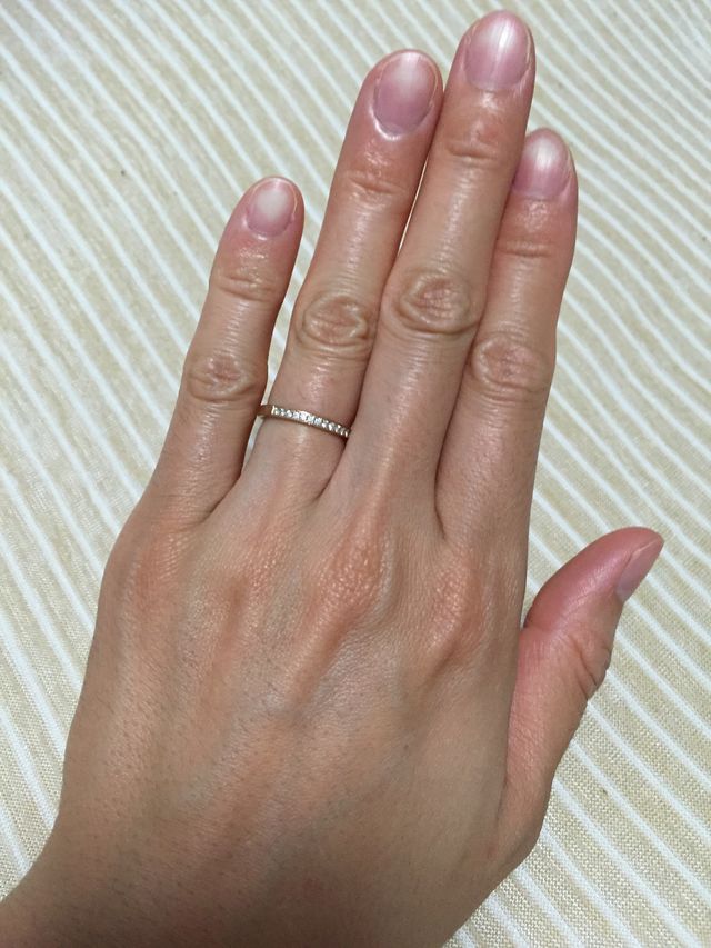 ピンクゴールドで表側にダイヤが15個ついています。