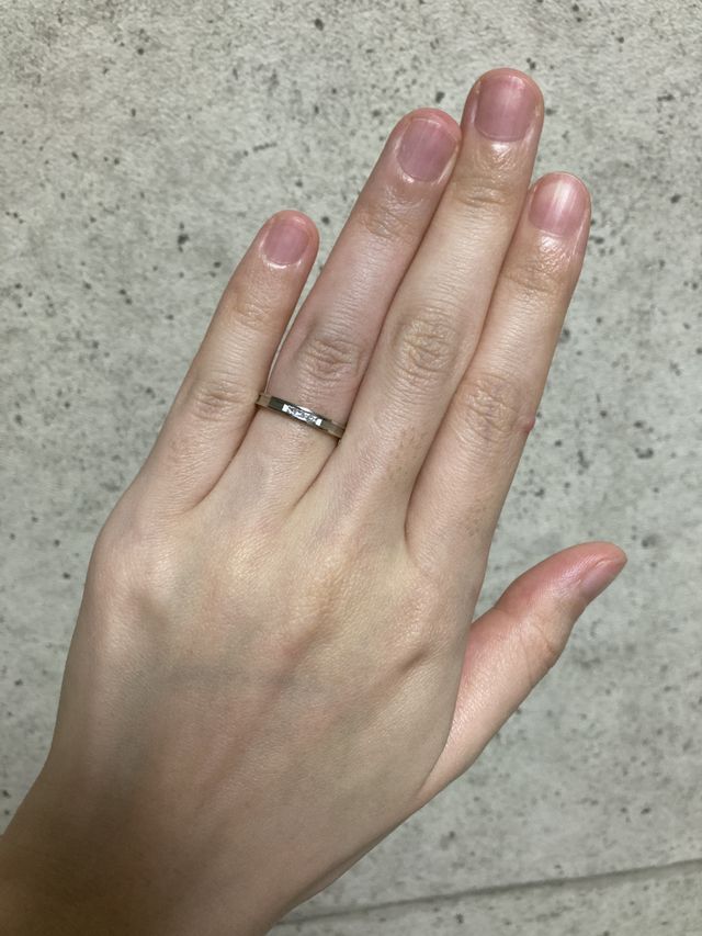 購入したパイロットウェディングの、結婚指輪の着用写真です。