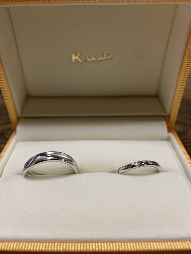 重ねるとお互いのイニシャルが完成するようにオーダーしました