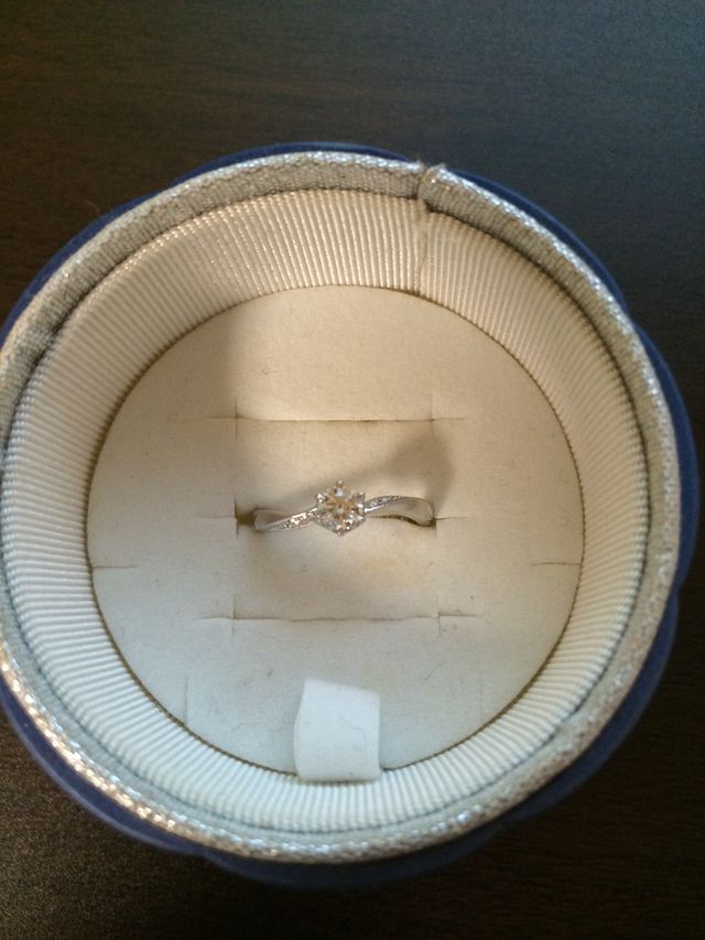 流れるようなラインで、シンプルかつ上品なデザイン。