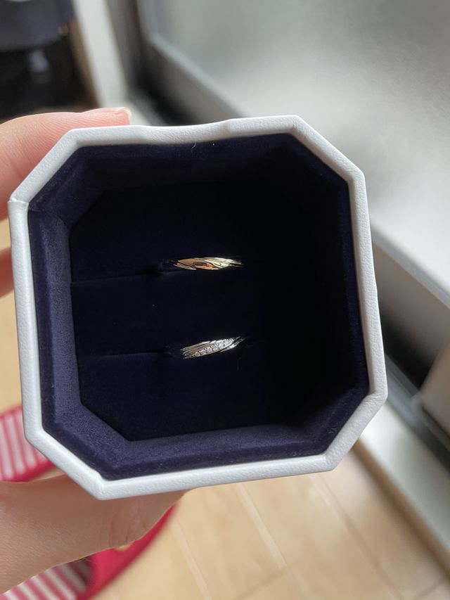 上が夫のもので下が私の指輪です。