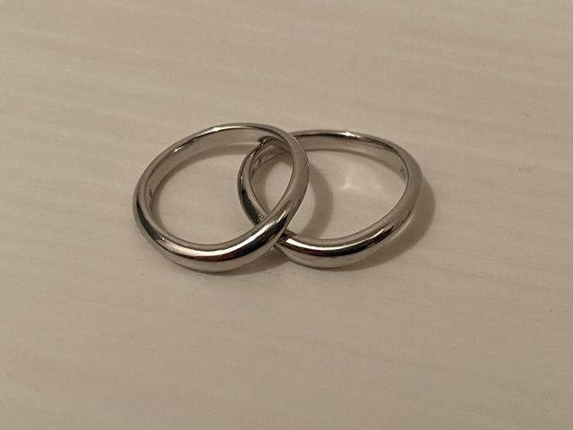 「上弦の月」という名の結婚指輪です。