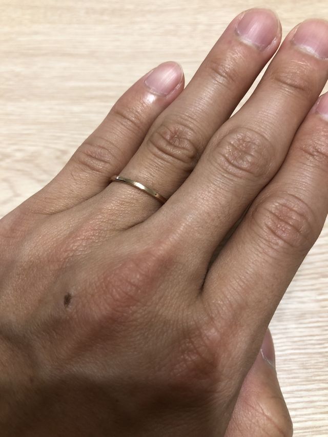 着用している写真です。
男性　ピンクゴールド