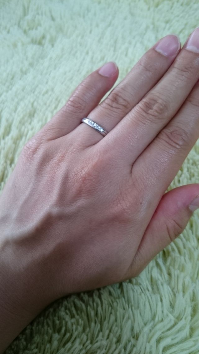 艶消し加工がされてる、派手すぎないデザインの指輪にしました