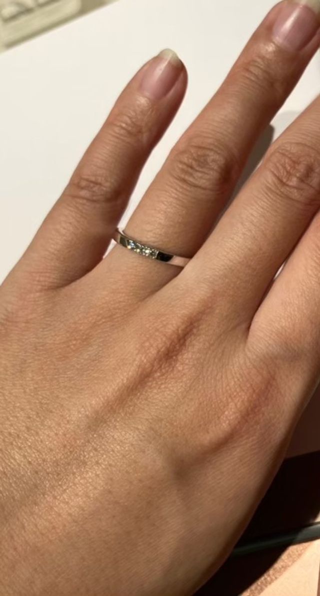 3つの石がついているシンプルかつ上品なリング