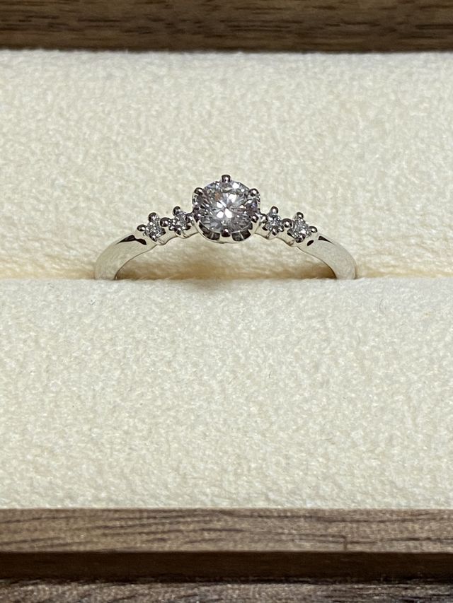 指輪を箱に入れた状態です。