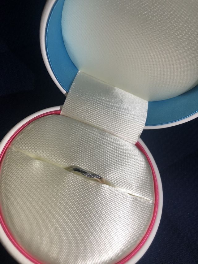 ダイヤを境にプラチナとピンクゴールドの2色の華奢な指輪です。